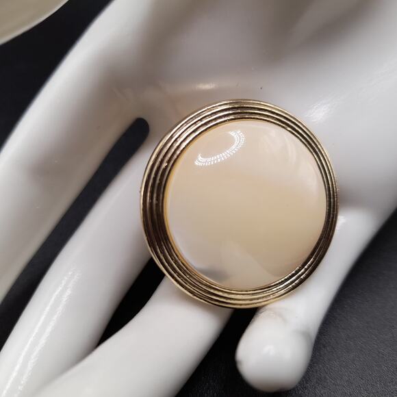 Vintage Western Germany Scarf Clip, Cream Art Glass, 1950s Jewelry - Picture 2 of 13